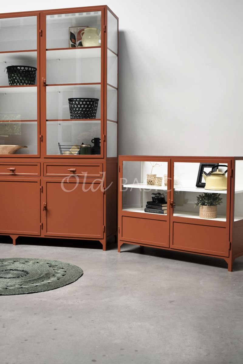 Detail van Apothekerskast Vitrine, 2 deuren, RAL8004, terra, rood, oranje, bruin, materiaal staal